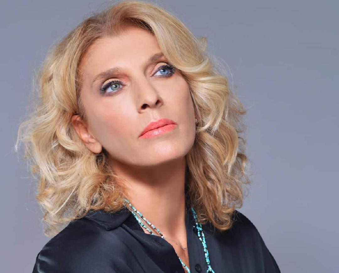 Η Κρινιώ Νικολάου παρουσιάζει τα υπέροχα καινούργια τραγούδια της  στο LUX Athens